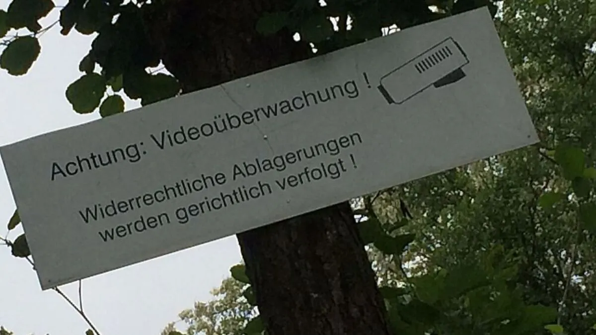 Die Tafel ist an einem Baum in rund vier Meter Höhe angebracht