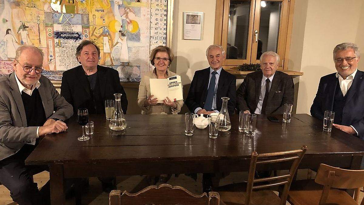 Hausherrin Margareta Reichsthaler mit Manfred Prisching, Christian Wabl, Josef Riegler, Peter Schachner-Blazizek und Andreas Gjecaj  (v. l.).