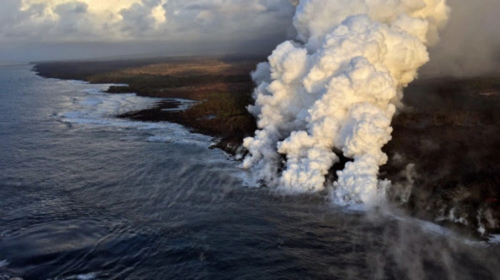 Rauchsäulen steigen auf, wo die Lava des Kilauea-Vulkans in das Meer vor Hawaii fließt.