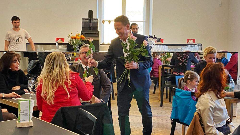 Rose um Rose verteilte FPÖ-Spitzenkandidat Angerer im Wahlkampf am Valentinstag