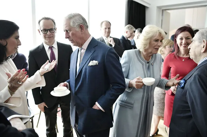 Charles und Camilla bekamen einen Ausschnitt der neunten Symphonie von Ludwig van Beethoven zu hören, die Dirigent Christian Thielemann mit dem Orchester für das Osterkonzert probte. Die Europahymne wurde allerdings nicht gespielt.