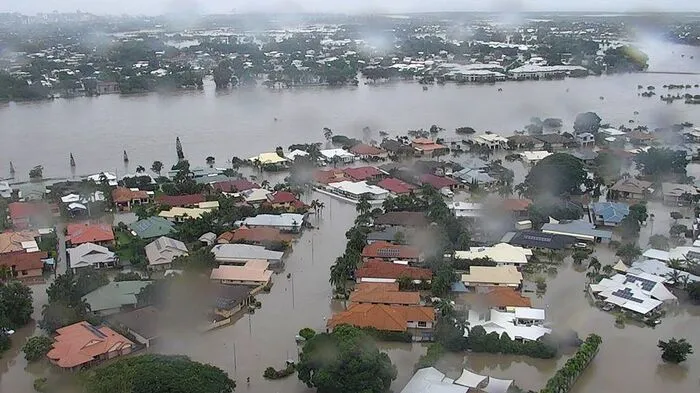 Der Wetterdienst warnte am Sonntag, dass wegen der Fluten die Schleusentore des Ross-Staudamms oberhalb der Küstenstadt Townsville geöffnet werden mussten.  