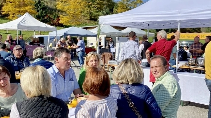 Bezirkssieger Klagenfurt. Jeden zweiten Samstag im Monat geht der Bauern- und Regionalmarkt Moosburg auf der Schlosswiese über die Bühne.