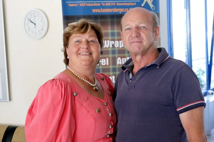 Bei der Eröffnung (ohne Vierbeiner) gesehen wurden neben Gemeindevertretern unter anderen Autoexperte und Hausherr Dietmar Kammersberger (am Foto mit Gattin Jutta), Groomer-Ausbildnerin Gabriele Wogrin, Musiker Heimo Schwarz, sowie die Unternehmer Dietmar Stuck und Patrick Kammersberger. 