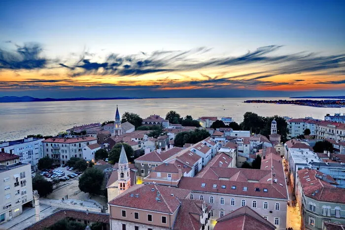 Zadar. An drei Seiten ist Zadar vom Meer umgeben, eine große Bühne für das allabendliche Schauspiel. Regisseur Alfred Hitchcock zog die Sonnenuntergänge in Zadar jenen in Key West vor. Und der wusste, wie man inszeniert. Am Hafen führt die Adria Regie, am ehesten wie die Weisen der australischen Aborigines klingt die Musik. Statt eines Didgeridoos bespielen die Wellen seit 2005 die 35 Pfeifen der vom Architekten Nikola Basic erdachten Meeresorgel.
