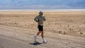 Der Ultramarathon-Sportler Arda Saatçi während seines Laufs durch das Death Valley