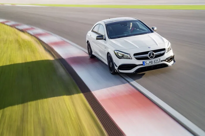 Auf Wunsch sind CLA und CLA Shooting Brake jetzt mit LED-High-Performance-Scheinwerfern ausgerüstet. Diese liegen näher am Farbspektrum von Tageslicht als beispielsweise Xenon-Scheinwerfer. Das ist angenehmer für die Augen und entlastet den Fahrer daher bei Nacht.