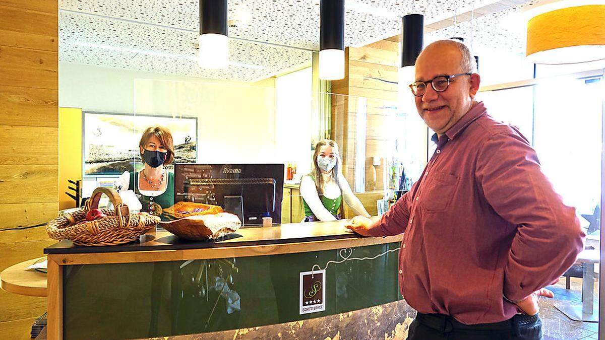 Einen positiven Blick trotz Unsicherheiten hat Hotelier Roland Gyger mit seinem Rezeptionsteam