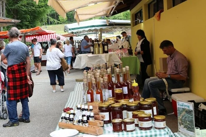 Der Bauernmarkt an der Norduferpromenade des Klopeiner Sees startete wieder in die Sommersaison.Seit 35 Jahren bieten regionale bäuerliche Direktvermarkter ihre Produkte an - jeden Freitag von 16 bis 21 Uhr. Im Juli und August jeden Dienstag und Freitag von 16 bis 21 Uhr