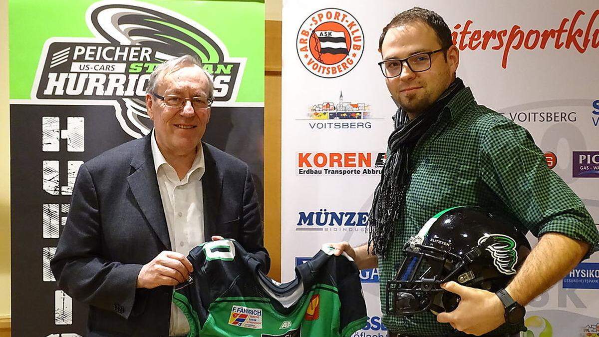 Grambichler übergab Bürgermeister Ernst Meixner ein Trikot 