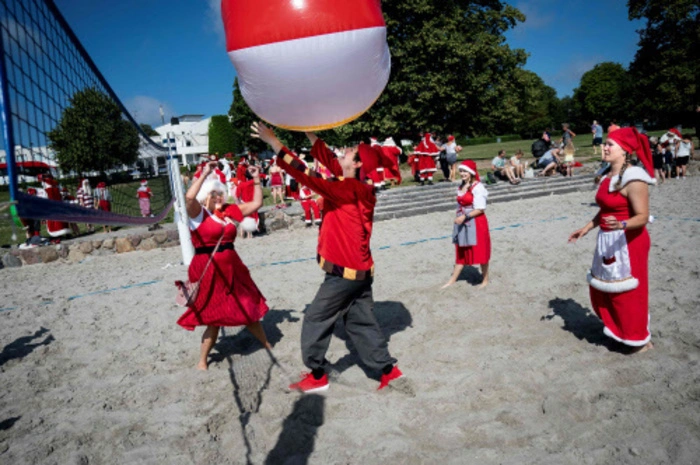 Eine Sportsession für die Weihnachtselfen steht auch am Programm. Zählt das Beachvolleyballspiel als Aufwärmrunde für die Geschenkeverteilung im Winter?