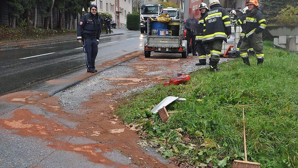 Ein Teil des Altöls war vom Pkw-Anhänger auf die Straße geflossen