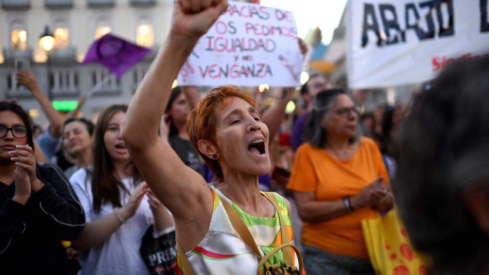 In Madrid gingen zahlreiche Frauen aus Protest gegen den Zwangskuss auf die Straße.