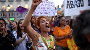 In Madrid gingen zahlreiche Frauen aus Protest gegen den Zwangskuss auf die Straße.