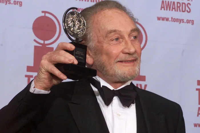 Der britische Schauspieler Roy Dotrice starb am 16. Oktober 2017 mit 94 Jahren.