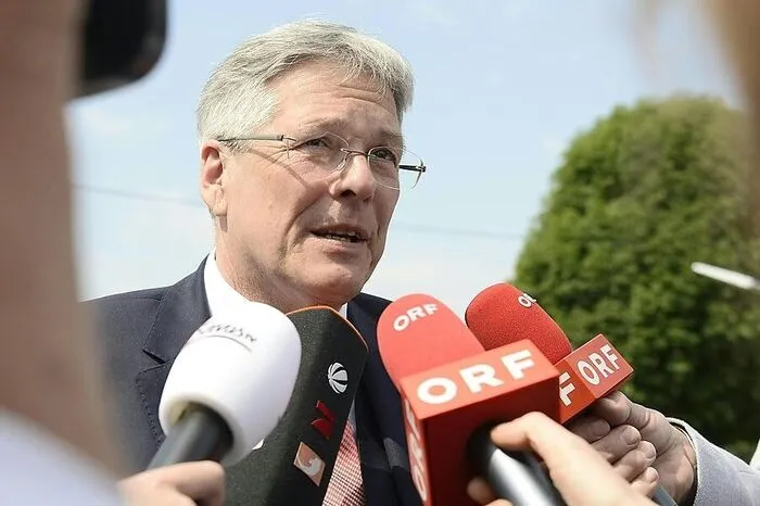 Peter Kaiser, Landeshauptmann in Kärnten, ist im Spannungsfeld zwischen Nähe und Distanz: Die Länder hebelten den Wiener Werner Faymann aus und hoben Christian Kern auf den Schild – der Kärntner Peter Kaiser war Kerns Achse zu seiner Basis. Rendi-Wagner war Kerns Wunschnachfolgerin und Kaiser blieb der Mann für Parteibasis und Programm. Die Übernahme der Gesamtverantwortung tut er sich nicht an, wohl auch wegen der räumlichen Entfernung zur Zentrale in Wien.