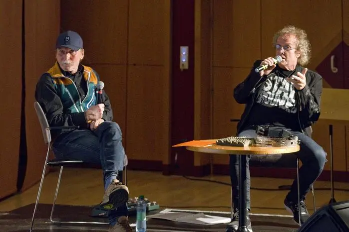 Persönliche Erinnerungen und Anekdoten der aus der Region stammenden Musiker Robby Musenbichler und Berndt Luef ergänzten den Streifzug durch die Jahrzehnte und machten die historische Reise noch greifbarer.