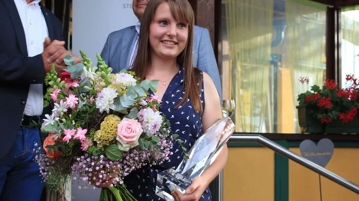Klicken Sie sich durch die Fotos vom Sommerfest des Wirtschaftsfbundes Voitsberg im Restaurant von Walter Prettenthaler auf der Burg Obervoitsberg. Dort wurde Katja Kipperer (Foto) der Peter-Kalcher-Award 2017 verliehen.