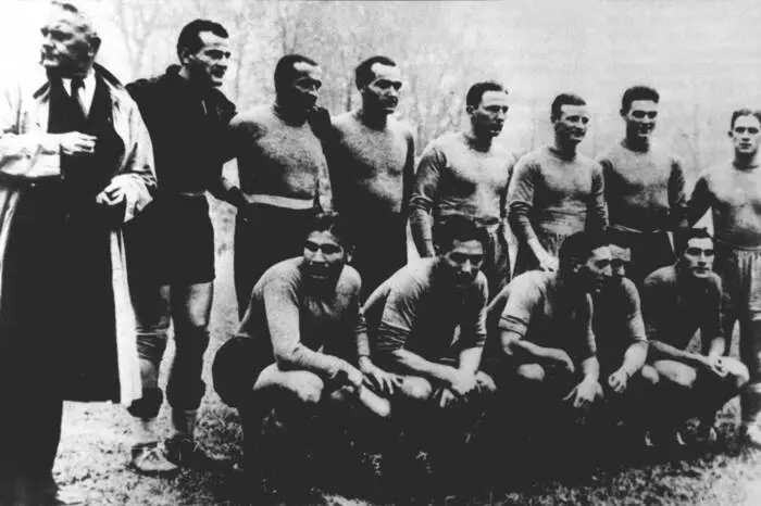 WM 1938 in Frankreich Weltmeister: Italien, 2. Titel Finale: Italien - Ungarn 4:2 (3:1)Paris, 80.000. Tore: Colaussi (6.,35.), Piola (16.,82.) bzw. Titkos (8.), Sarosi (70.)