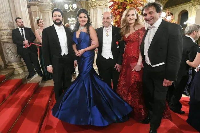 Starsopranistin Anna Netrebko, die den Opernball eröffnete, kam gegen 20.30 Uhr bei der Oper an. Gemeinsam mit ihrem Ehemann Yusif Eyvazov schritt sie über den Roten Teppich. Sie trug ein blaues Meerjungfrauenkleid mit einer längeren Schleppe. Eyvazoz befürchtete, dass man draufsteigen könnten. "Sehr gefährlich."