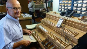 Harmonikabauer Herfried Zernig in seinem Element: Er stimmt die Stimmplatten mit Hilfe eines selbstgebauten Stimmtisches 