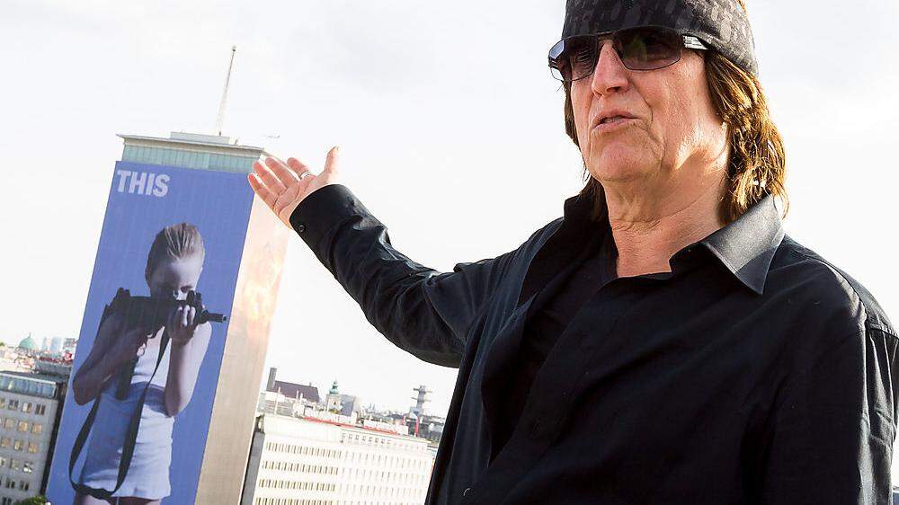 2018 hat Gottfried  Helnwein den Ringturm in Wien verhüllt