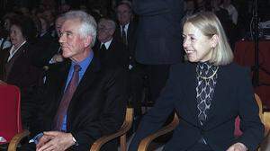 Eines der raren Fotos von Frieda Stronach in Österreich: das Ehepaar Stronach bei der Verleihung der Ehrenbürgerschaft an Frank Stronach am 26. November 2002 in Weiz
