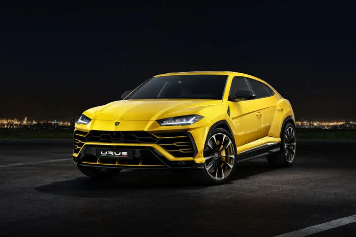 Das Torque-Vectoring ist es auch, dass den Unterschied in den Fahrprogrammen herausarbeitet, die über den Tamburo-Schalter auf der Mittelkonsole aktiviert werden. Optionales wird ein Offroad-Paket angeboten, dass neben den Fahrmodi „Terra“ (Erde) und „Sabbia“ (Sand) metallverstärkte Stoßfänger und zusätzlichen Unterbodenschutz umfasst.