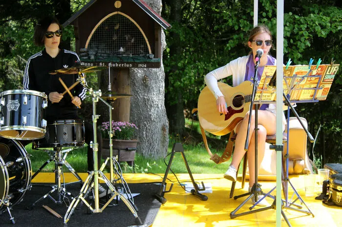 Musikalisch umrahmt wurde der Gottesdienst und der anschließende Nachmittag von „Sissi und Vicki“.