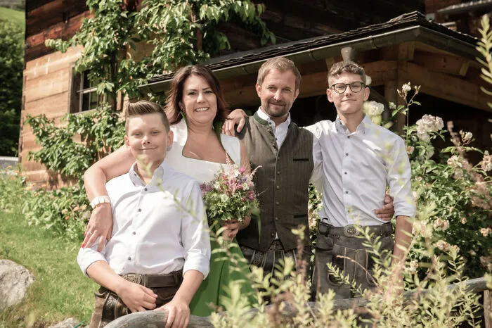 Erst sieben Stunden vor dem Jawort erfuhren die Brüder Oliver und Marco von den Hochzeitsplänen ihrer Mutter. „Coronabedingt musste der Strand auf Bali mit den Alpen von Großarl getauscht werden“, so Petra Kaltenegger-Berger, die nun die Ehefrau von Alexander Berger ist. Zuhause ist dieFamilie in Spielberg.