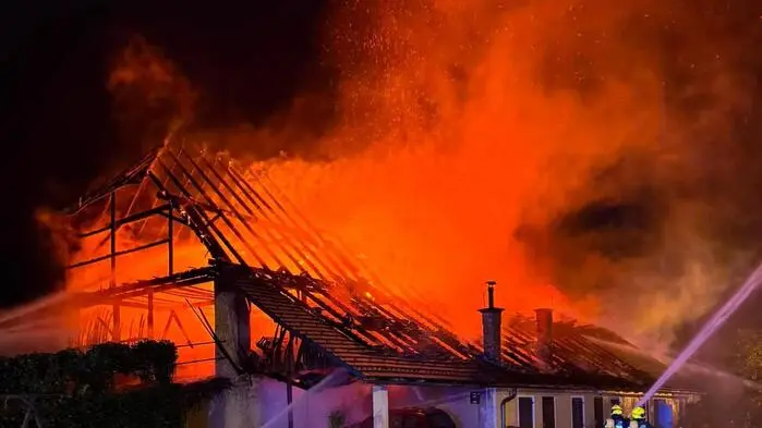 Das Wirtschaftsgebäude stand in Vollbrand