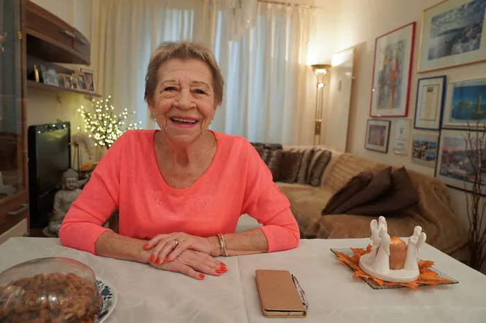 Annemarie „Schobi“, 74-jährige pensionierte Sängerin aus Tirol, sucht einen neuen, treuen Gefährten. Seit mehr als 40 Jahren lebt sie mit ihrem gefiederten Freund Gogo, einem Papageien, zusammen und hätte jetzt auch gern wieder einen Mann. Gepflegt soll er sein, sauber, lieb und dem Kuscheln nicht abgeneigt. Und ihren Gogo mögen, selbstverständlich: „Aber der ist eh so ein Braver.“ Die Tirolerin ist Single, weil sie zu wenig ausgeht: „Ich bin höchstens in der Pizzeria Milano. Aber da sind alle Männer vergeben.“ Zweimal war Annemarie verheiratet, der erste Ehemann war ihre große Liebe Albert. Der war allerdings untreu: „Da musste ich mich trennen. Ich bin lang nicht drüber weggekommen.“ Die Sängerin hat ein bewegtes Berufsleben hinter sich, sie war sogar mit Roy Black auf Tour und eineinhalb Jahre mit dem Schlager-Star erotisch verbandelt: „Es war lieb. Nett. Mehr will ich nicht ausplaudern.“