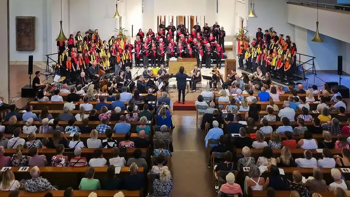 Ein besonderes Konzerterlebnis boten am Donnerstag und Freitag die Chorkonzerte in der Stadtpfarrkirche Knittelfeld. Die rund 160 Mitwirkenden entführten das Publikum auf eine Reise voller Klangfarben und berührender Momente.
