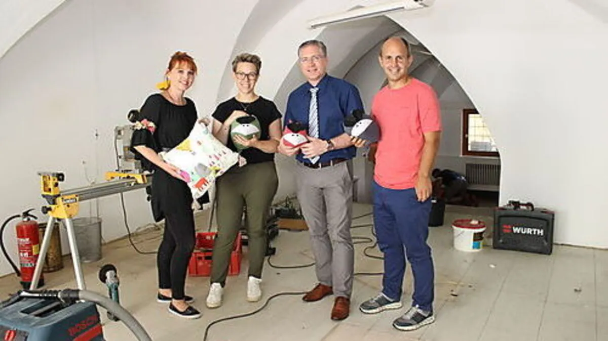 Von links: Jennifer Anderwald (Junge Wirtschaft St. Veit), Unternehmerin Madlen Kraml-Steiner, Bürgermeister Martin Kulmer und Bezirksvorsitzender der Jungen Wirtschaft Martin Figge im künftigen Geschäftslokal der "DieLaVendelMaus"