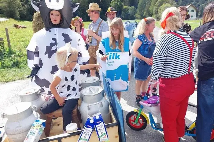 Die früher auf Bauernhöfen verwendeten Wagen dienten einst dazu, die Milch in 20- oder 25-Liter-Kannen zu den Milchrampen zu bringen. Dort wurde sie von der Molkerei abgeholt. Die Milchrampen waren zugleich Treffpunkte für die Bauern zum Austausch.