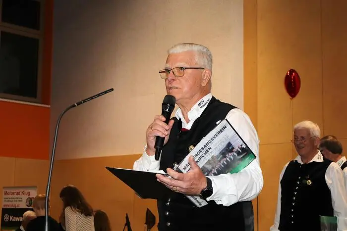 Nach der Begrüßung durch Obmann Erwin Wutte eröffnete der Kinderchor unter der Leitung von Elvira Riedler mit zwei flotten Liedern den Konzertabend, wofür es viel Applaus gab. 
