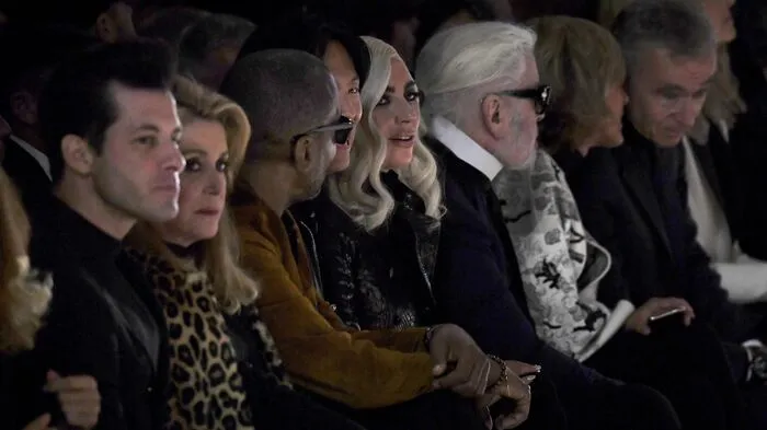 Vor einem Aufgebot internationaler Stars wie Lady Gaga und Karl Lagerfeld hat Top-Designer Hedi Slimane seine erste Kollektion für das Modelabel Celine in Paris vorgestellt - und dabei den Look der Marke komplett verändert.