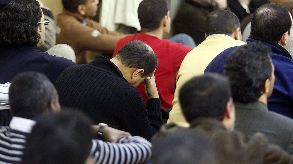 Etwa 100 Muslime treffen sich in der Moschee regelmäßig zum Gebet