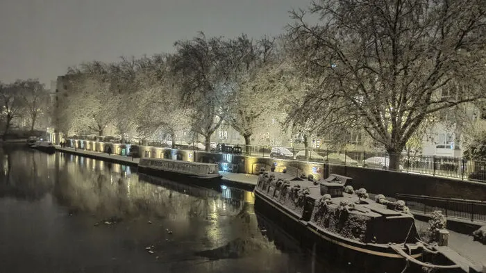 In weiten Teilen Großbritanniens sorgen seit Sonntag eiskalte Temperaturen und Schneefall für erhebliche Verkehrsbehinderungen.