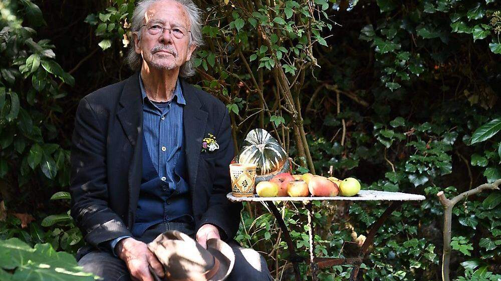 Peter Handke am 10. Oktober im Garten seines Hauses in Chaville bei Paris – am Tag, als ihm der Literaturnobelpreis zuerkannt wurde 
