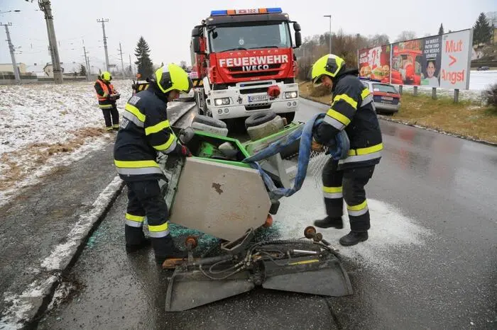 Ein mit Streusalz beladenes Kleinräumfahrzeug kippte auf Höhe der Claudiushöhle um und blockierte dabei einen Fahrstreifen in Richtung Innenstadt.