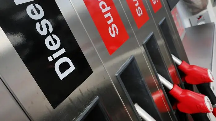 Man sieht die Zapfsäule einer Tankstelle