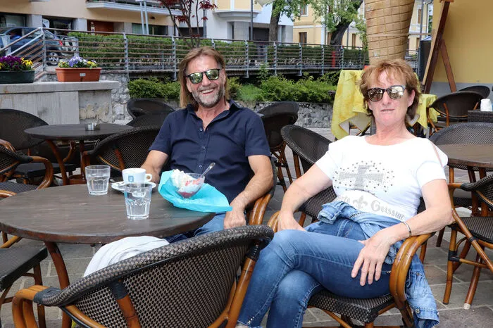 Manfred Lassnig aus Klagenfurt und Hildegard Prodinger aus Velden, freuten sich riesig das man wieder ohne Probleme über die Grenze nach Tarvis fahren konnte!