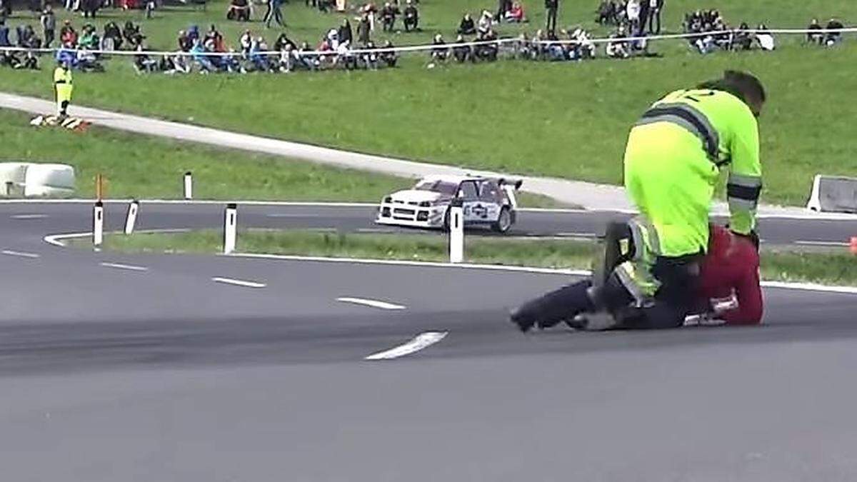 Ein Streckenmitarbeiter wurde beim Rechbergrennen zum Lebensretter 