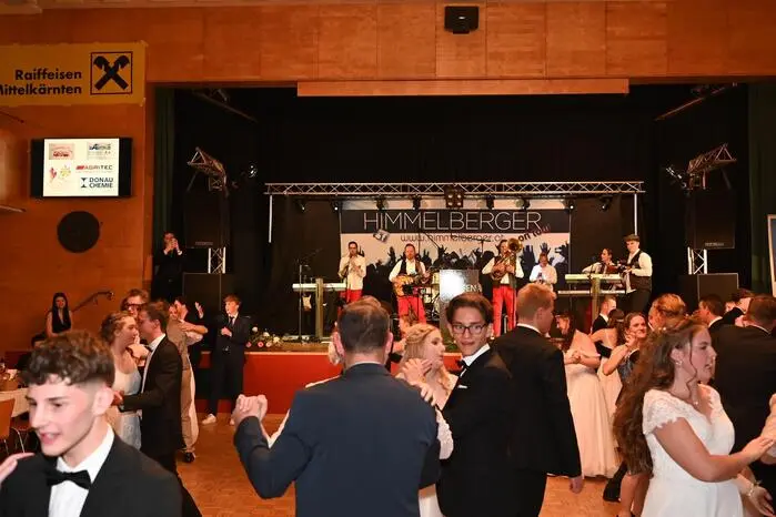 Für beste Stimmung im Saal sorgten anschließend „Die Himmelberger“, die mit ihrer flotten Tanzmusik schnell eine volle Tanzfläche garantierten.
