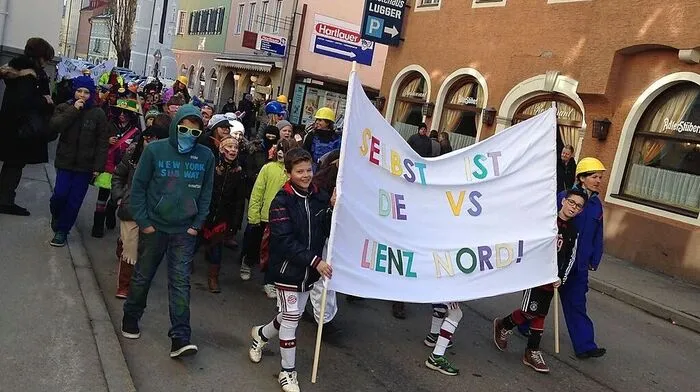 Zu Fasching protestierten die Kinder der Volksschule Nord in der Lienzer Innenstadt. Jetzt bekommt die 3A-Klasse neue Tische