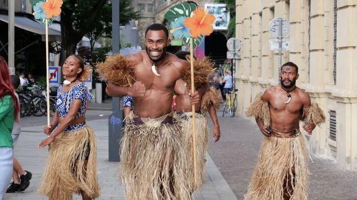 Am Dienstagabend machten einige, die gerade in der Grazer Innenstadt waren, große Augen: Eine Gruppe, bekleidet in den traditionellen Baströcken der Pazifikinseln war am Hauptplatz und am Schloßbergplatz unterwegs ...