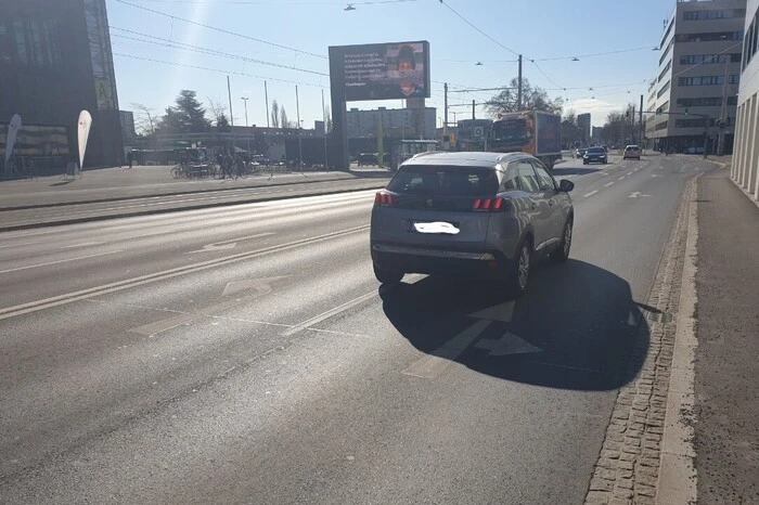 ... viele Autolenker noch schnell die Spur. Oft ohne zu blinken.
