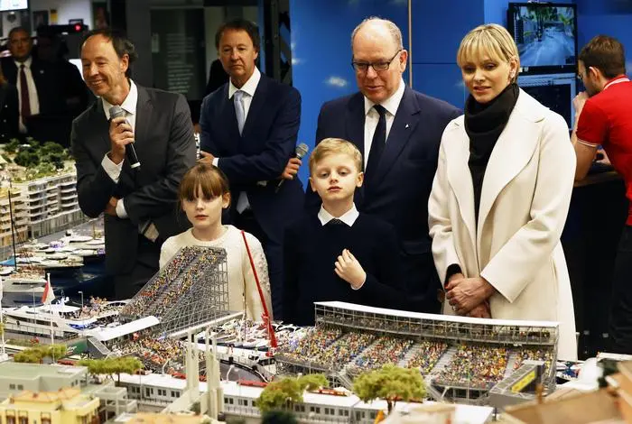ABD0110_20240425 - HAMBURG - DEUTSCHLAND: 25.04.2024, Hamburg: Fürst Albert II. von Monaco (2.v.r) und seine Gattin Charlene Lynette Grimaldi (r), Fürstin von Monaco, besichtigen zusammen mit ihren Kindern, den Zwillingen Gabriella (2.v.l) und Jacques (3.v.r) die neue Monaco-Welt im Miniatur Wunderland. Sie stehen neben den Gründern des Miniatur Wunderlandes Gerrit Braun (l) und Frederik Braun (3.v.l). Foto: Georg Wendt/dpa +++ dpa-Bildfunk +++. - FOTO: APA/dpa/Georg Wendt