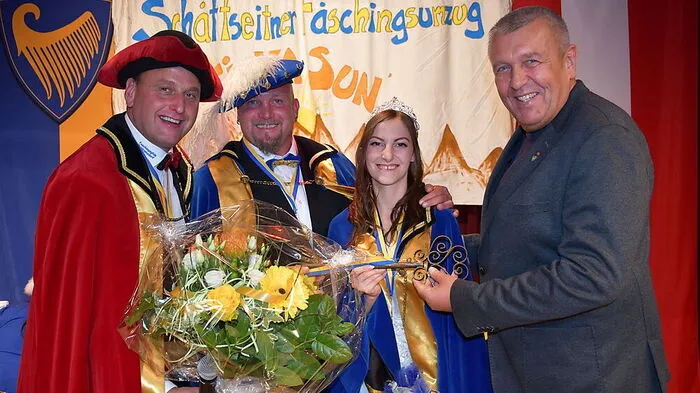 Kanzler Günther Brunner und „Oberbürgermeister“ Fritz vom Heer (Paulitsch) mit dem neuen Prinzenpaar  Herbert I. von Burghausen (Burghauser) und Prinzessin Jana I. von Unterhausen (Lechanová)